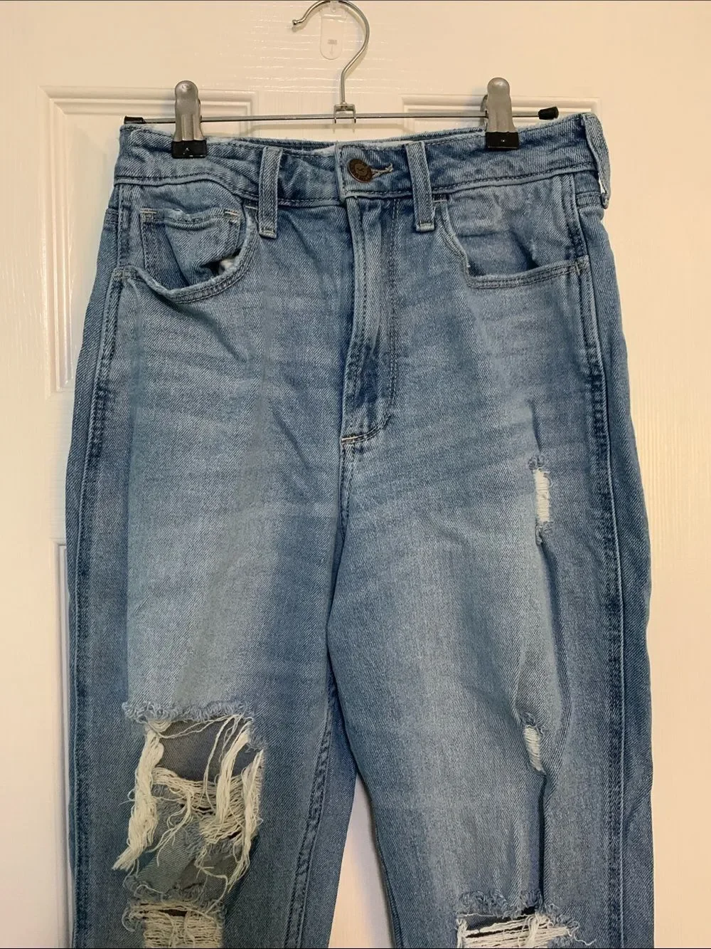 Hollister curvy Ultra High Rise Mom Jean light wash distressed Size 26 R
